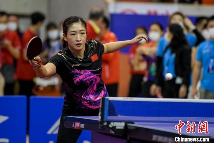 劉詩雯在2021年全國乒乓球“業(yè)余球王”總決賽中與選手互動交流球技。　駱云飛 攝