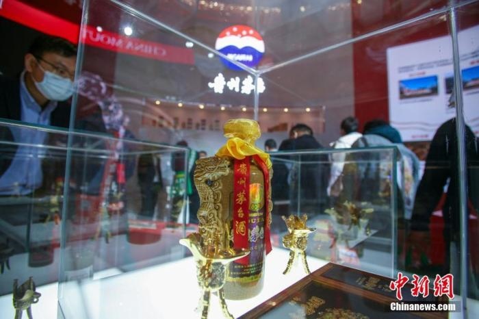 10月19日，天津，參觀者在中國茅臺展位參觀展示的白酒。當(dāng)天，第105屆全國糖酒商品交易會在國家會展中心(天津)啟幕。本屆糖酒會展覽總面積20萬平方米，吸引了來自40多個(gè)國家和地區(qū)的3504家參展商參展，共設(shè)置了傳統(tǒng)酒類、葡萄酒及國際烈酒、食品及飲料、調(diào)味品及配料、食品機(jī)械及包裝等展區(qū)。 <a target='_blank' href='/'>中新社</a>記者 佟郁 攝