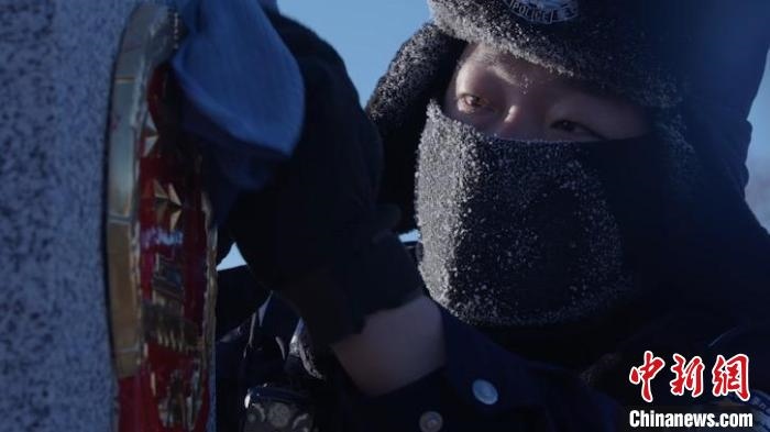 圖為恩和哈達邊境派出所的9名民警踏雪巡邊?！⒕S明 攝