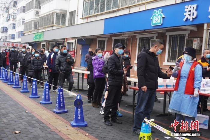 資料圖：1月7日，河南鄭州，市民有序排隊進行核酸檢測。<a target='_blank' href='/'>中新社</a>記者 劉鵬 攝