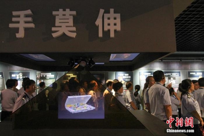 資料圖：2015年10月，海南省公安廳組織黨員干部前往反腐倡廉警示教育基地參觀受教。洪堅鵬 攝