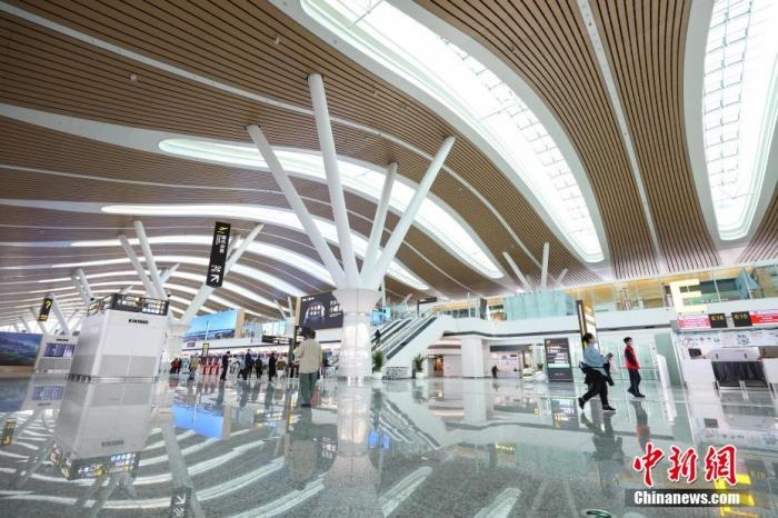 資料圖：貴陽龍洞堡國際機場T3航站樓出發(fā)大廳。 瞿宏倫 攝