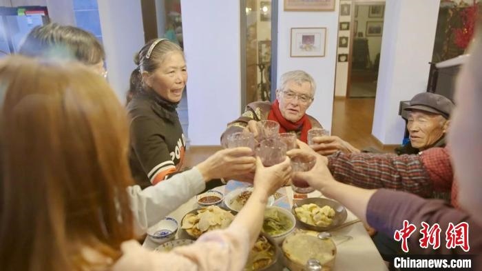 圖為賀歲紀(jì)錄片《“洋女婿”的中國年》劇照?！『h航 攝