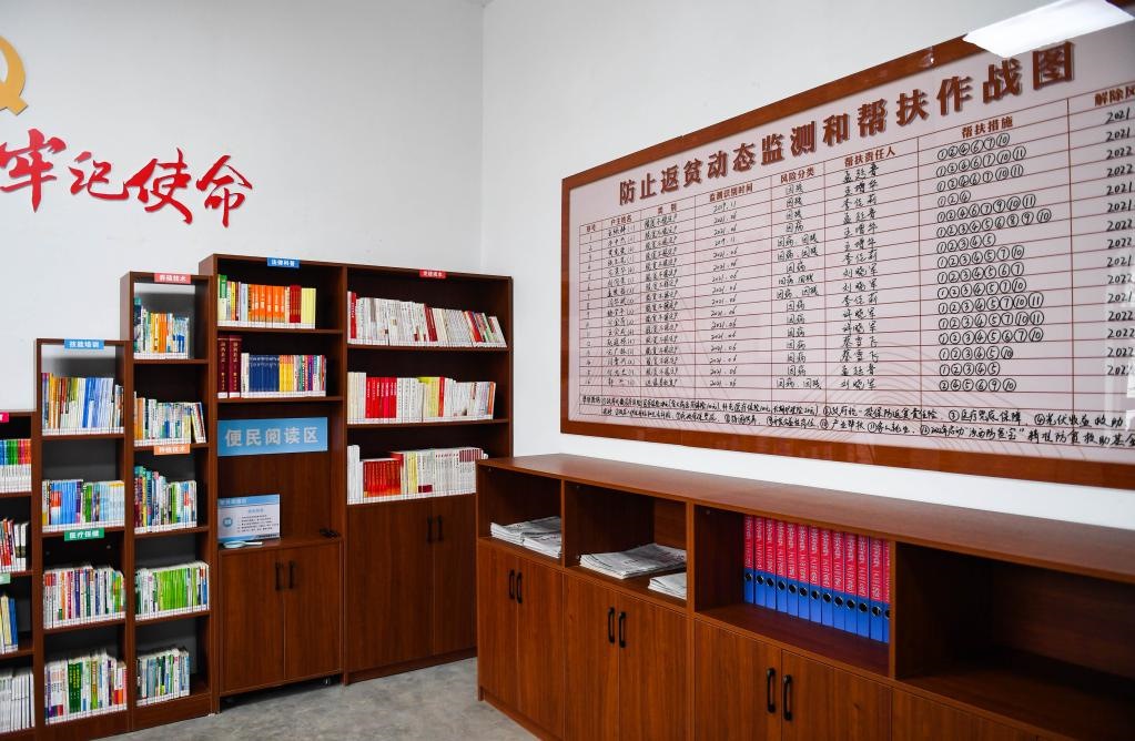 1月27日拍攝的臨汾市汾西縣段村村委會便民服務中心內(nèi)的防止返貧動態(tài)監(jiān)測和幫扶作戰(zhàn)圖。新華社記者 柴婷 攝