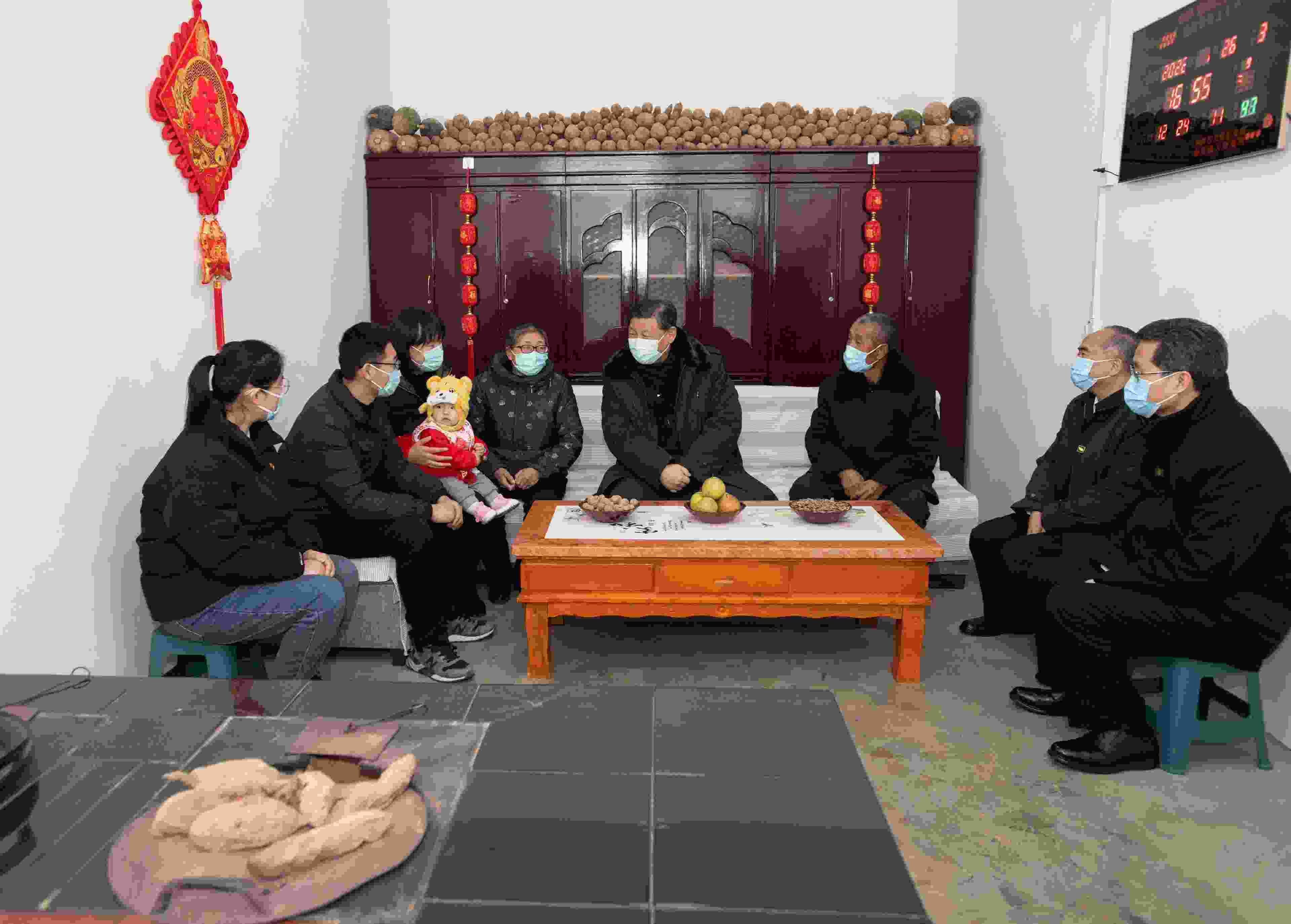 △2022年1月26日，中共中央總書記、國家主席、中央軍委主席習(xí)近平在臨汾市汾西縣僧念鎮(zhèn)段村同村民蔡文明一家親切交流。