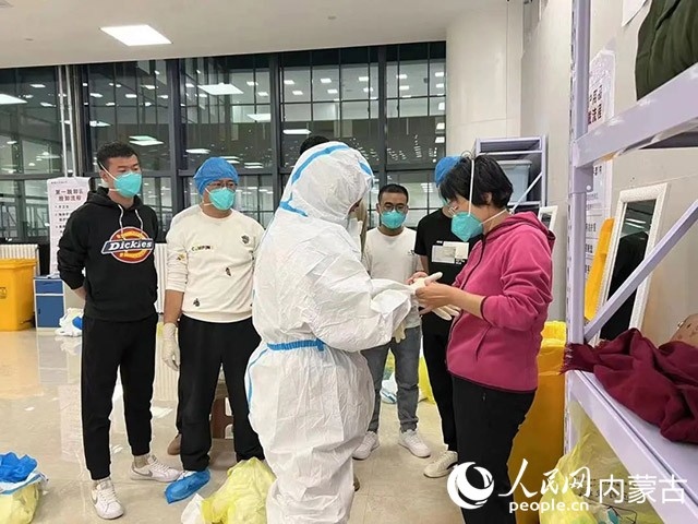 醫(yī)護(hù)人員正在方艙醫(yī)院工作。呼和浩特市第一醫(yī)院供圖