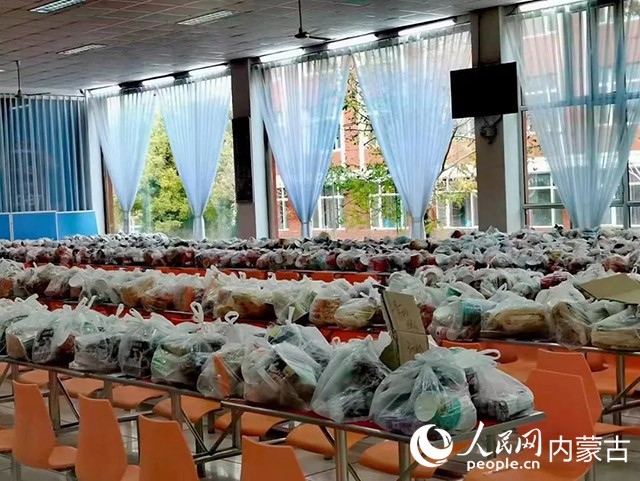 內(nèi)蒙古師范大學(xué)為返鄉(xiāng)學(xué)生準(zhǔn)備午餐和路途上的方便食品。內(nèi)蒙古教育廳供圖