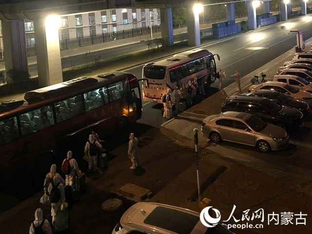 高校學(xué)生有序登車，前往隔離點(diǎn)。內(nèi)蒙古教育廳供圖