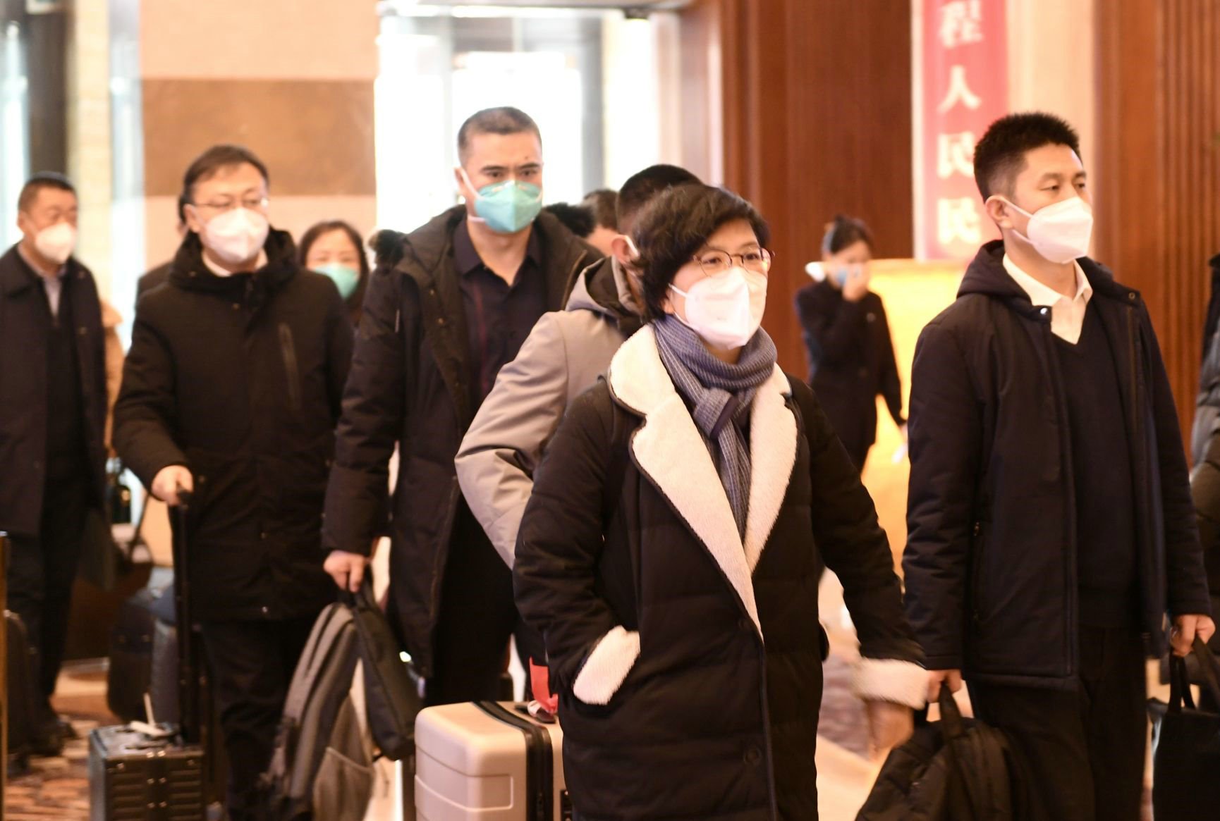 參加自治區(qū)十四屆人大一次會(huì)議的代表抵達(dá)呼和浩特