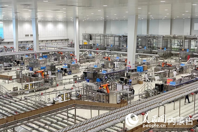 伊利健康谷液態(tài)奶生產(chǎn)基地。人民網(wǎng)記者 趙夢月攝