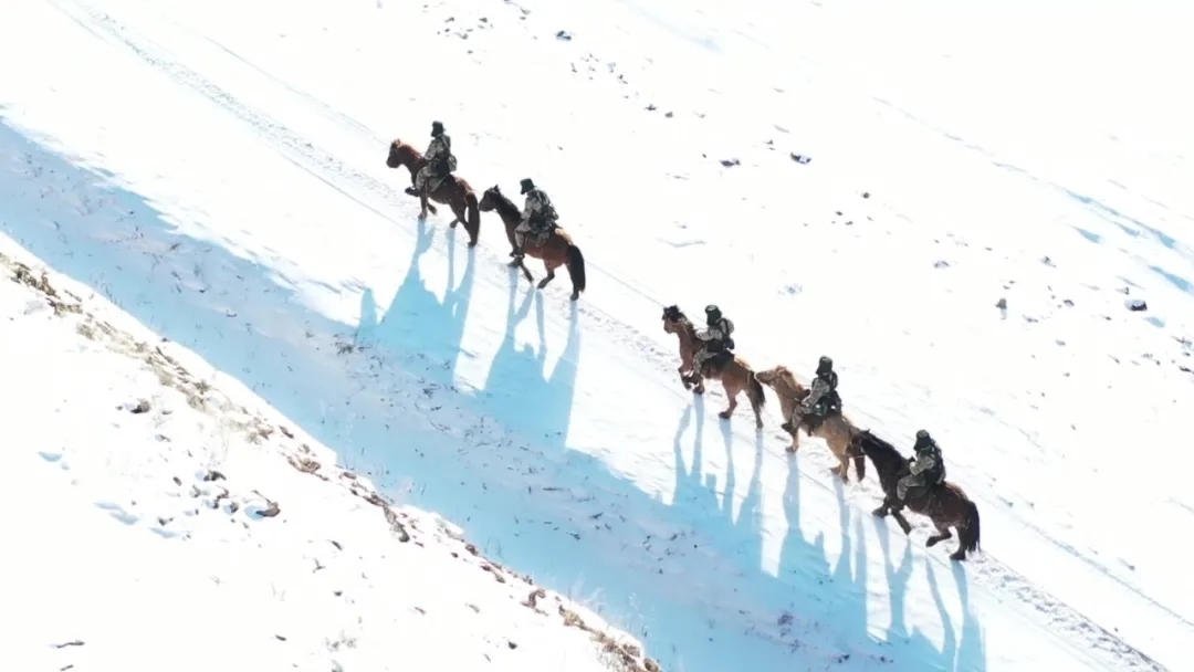 迎著朝陽(yáng)在邊防線上巡邏的執(zhí)勤官兵。賴志強(qiáng) 攝.webp.jpg