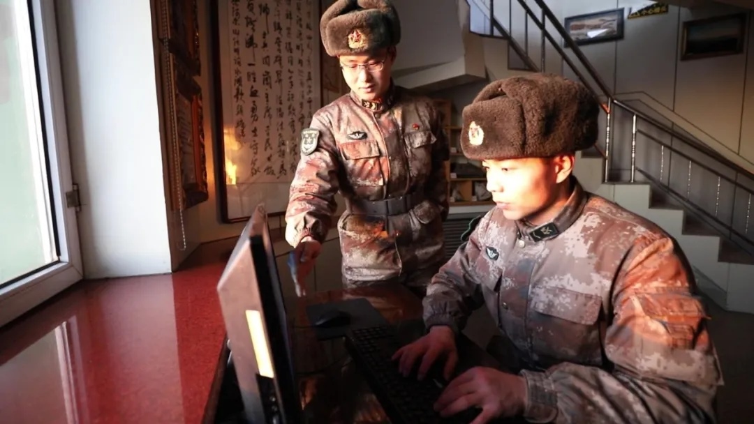 哨所內(nèi)，官兵們熟練操作視頻監(jiān)控系統(tǒng).webp.jpg