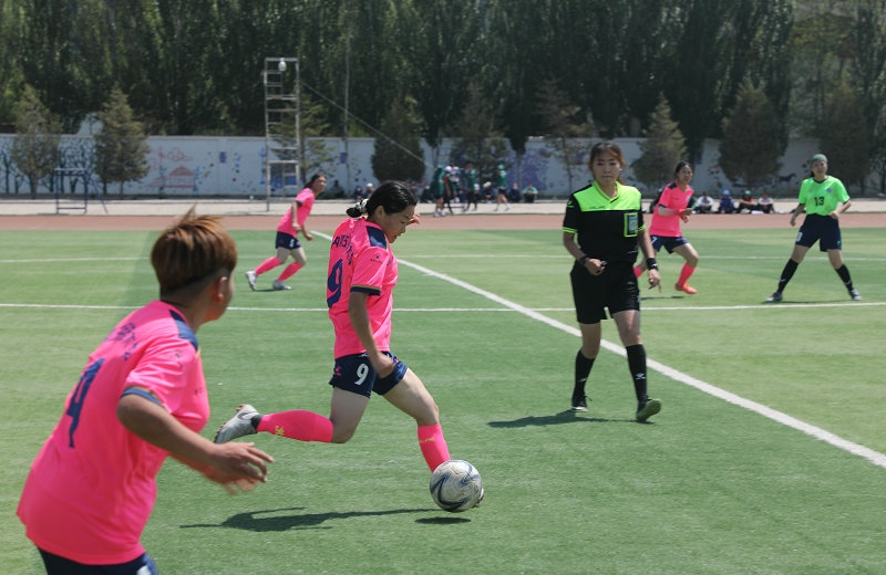 3.大學生足球聯賽本科組比賽現場，內蒙古民族大學（粉色）對陣呼和浩特民族學院.JPG
