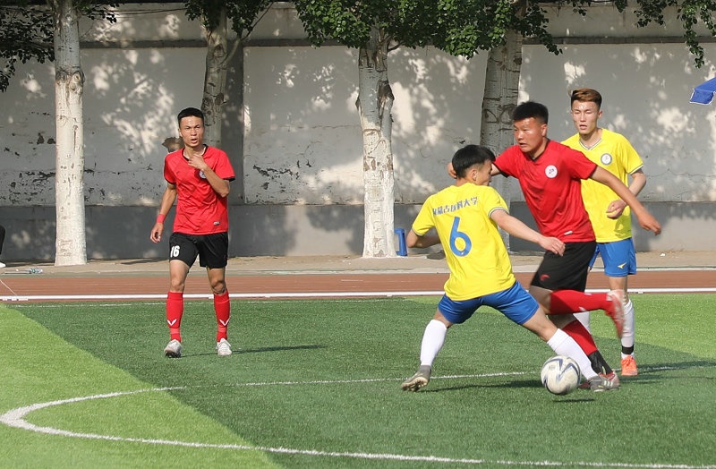 2.大學生足球聯賽本科組比賽現場，內蒙古工業(yè)大學（紅色）對陣內蒙古醫(yī)科大學.jpg