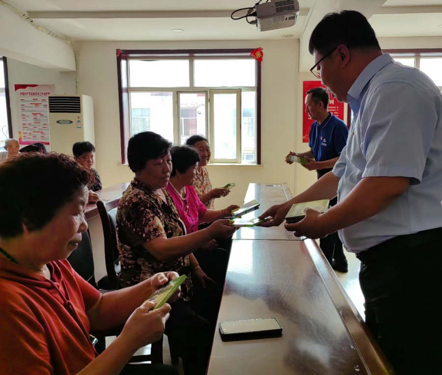 1720684688106452.jpg 為村民發(fā)放藥品.jpg