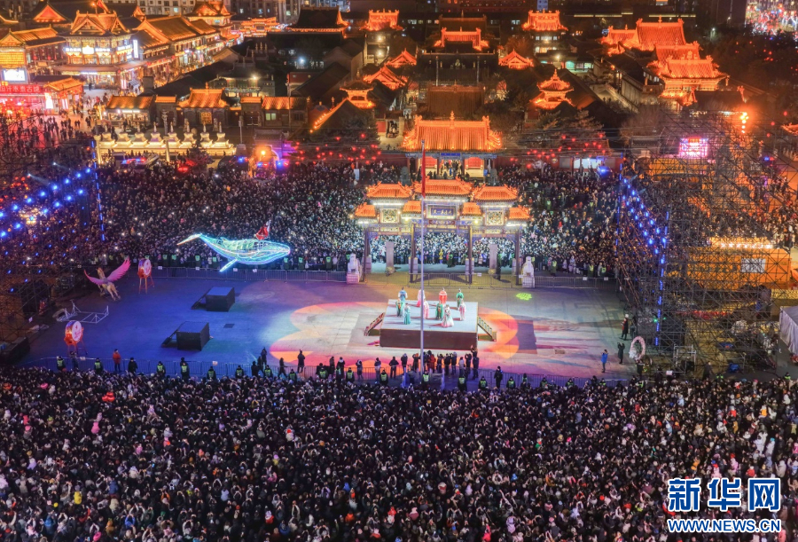 2025年12月31日晚，呼和浩特市玉泉區(qū)塞上老街旅游休閑街區(qū)跨年夜活動現(xiàn)場游人如織。新華網(wǎng)發(fā)（丁根厚 攝）.jpg