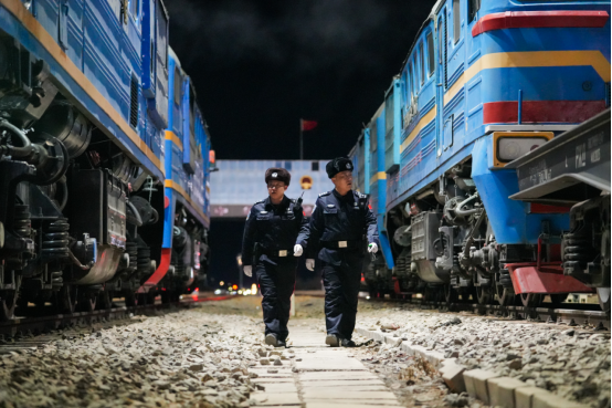 1767509796136858.png 20260104移民管理警察正在對(duì)夜間出境列車進(jìn)行查驗(yàn)1.png