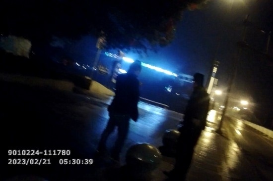 報警人唐師傅向民警講述情況 。資陽公安供圖