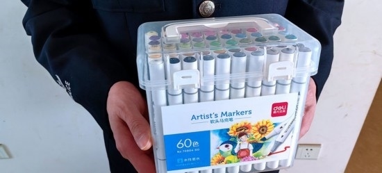 民警送上的馬克筆。資陽市公安供圖