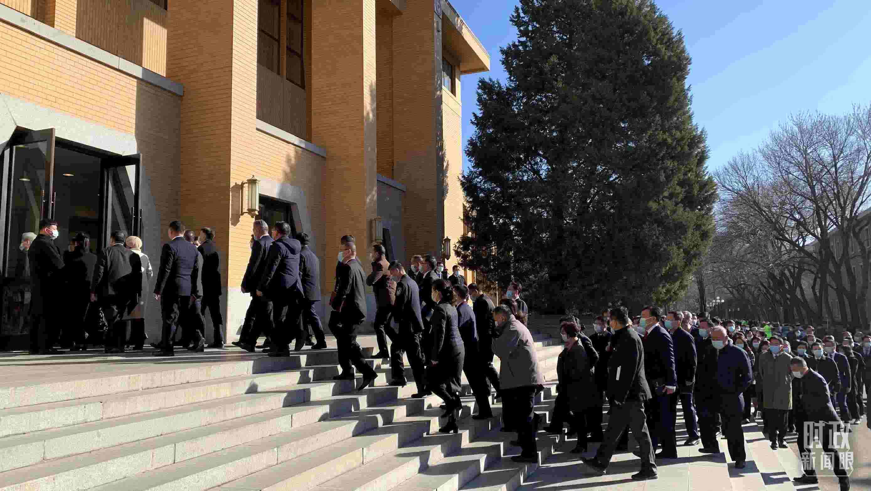 △參加這次慶祝大會暨開學典禮的與會人員正在步入會場。（總臺央視記者段德文拍攝）