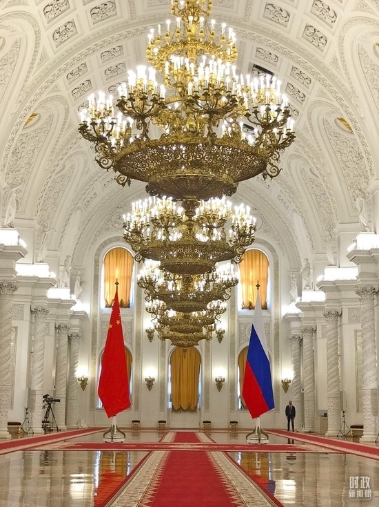 △克里姆林宮喬治大廳，習(xí)主席在這里同普京總統(tǒng)握手合影。（總臺(tái)央視記者石偉明拍攝）