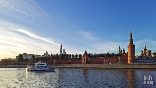 △坐落在莫斯科河畔的克里姆林宮。（總臺(tái)央視記者郭鴻拍攝）