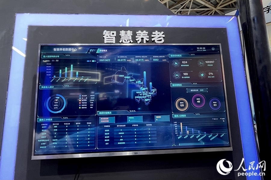 “意康養(yǎng)”智慧養(yǎng)老平臺(tái)充分利用信息化手段，把轄區(qū)內(nèi)社會(huì)資源充分整合和調(diào)配，滿足老年人多元的養(yǎng)老服務(wù)需求。人民網(wǎng) 錢嘉禾攝