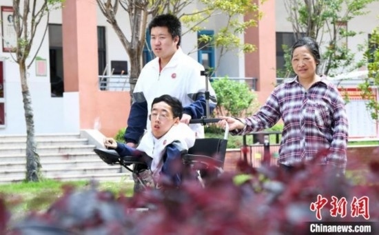 碰上天氣好，朱金祥就會(huì)利用休息時(shí)間，和鐘華強(qiáng)母親將其推出來賞賞花，曬曬太陽，呼吸一下外面的新鮮空氣。 卓忠偉 攝