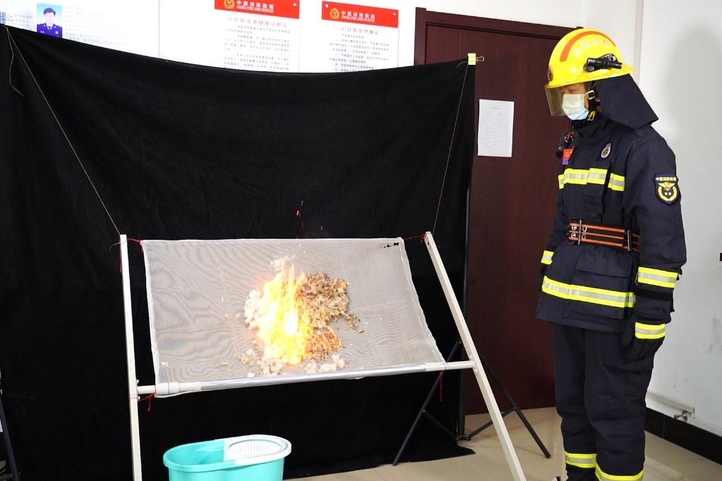 消防員在展示柳絮點(diǎn)燃實(shí)驗(yàn)。 張少欣 攝