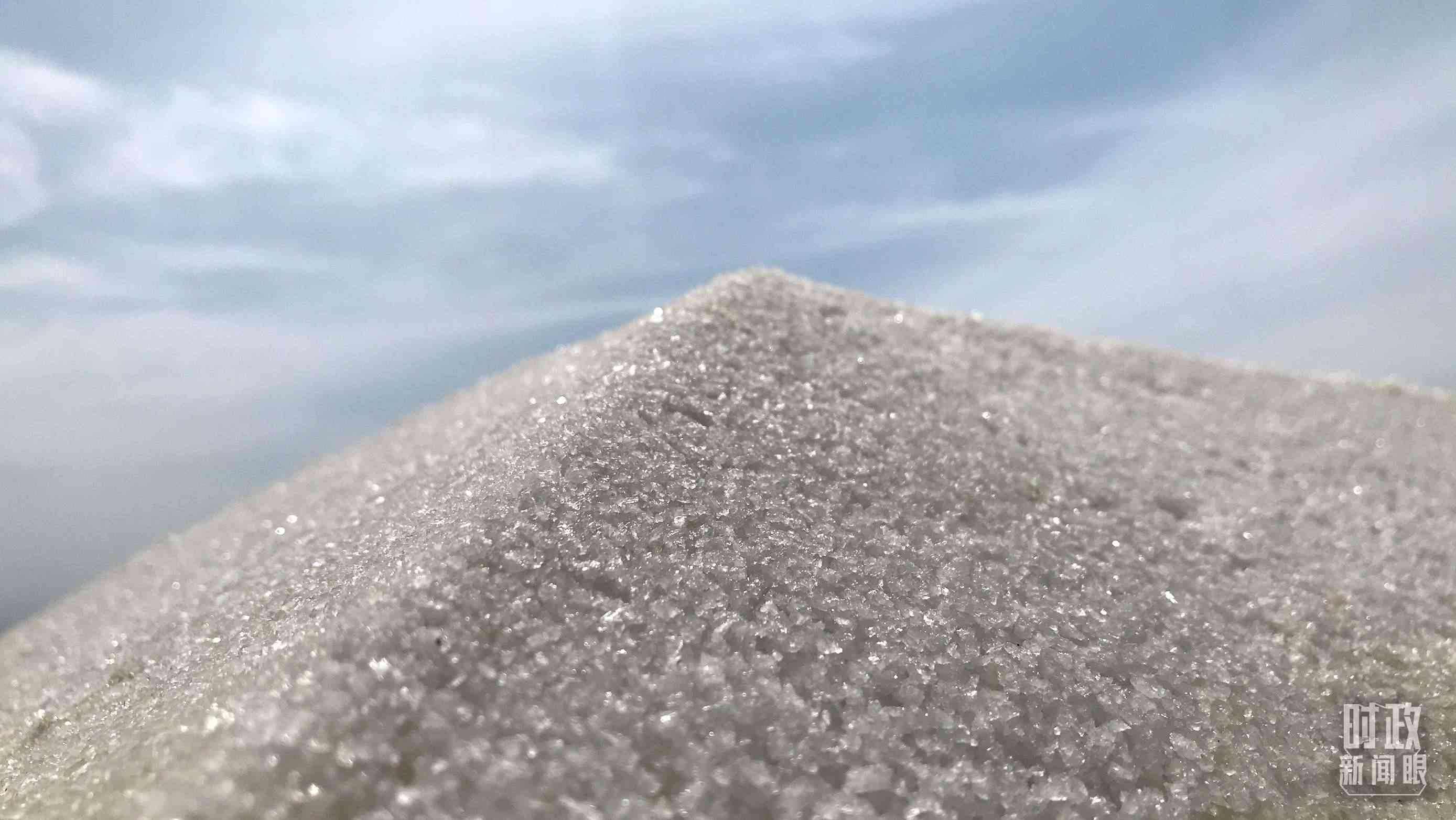 △鹽湖出產(chǎn)的河?xùn)|大鹽。（總臺(tái)央視記者石偉明拍攝）