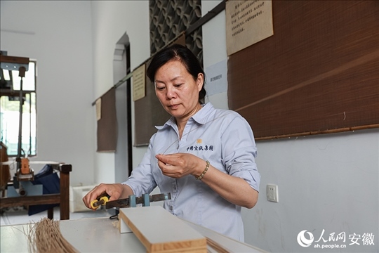 撈紙需要兩位師傅默契配合。人民網(wǎng)記者 張俊攝