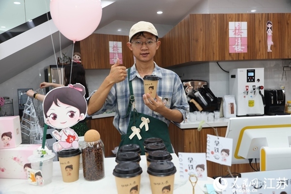 謝雨橋展示制作好的咖啡。人民網(wǎng)記者 馬曉波攝