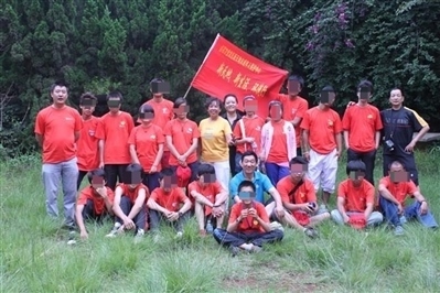 項(xiàng)目辦開展活動合影，喬海云（后排中，黑衣）和張?jiān)氯纾ê笈庞乙唬? referrerpolicy=