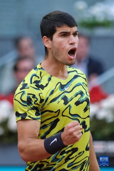5月7日，阿爾卡拉斯在比賽中慶祝得分。當(dāng)日，在西班牙馬德里網(wǎng)球公開賽男單決賽中，西班牙選手阿爾卡拉斯以2比1戰(zhàn)勝德國選手施特魯夫，奪得冠軍。新華社記者 孟鼎博 攝