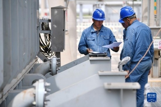 5月27日，電力工人在工程現(xiàn)場(chǎng)進(jìn)行檢修作業(yè)。