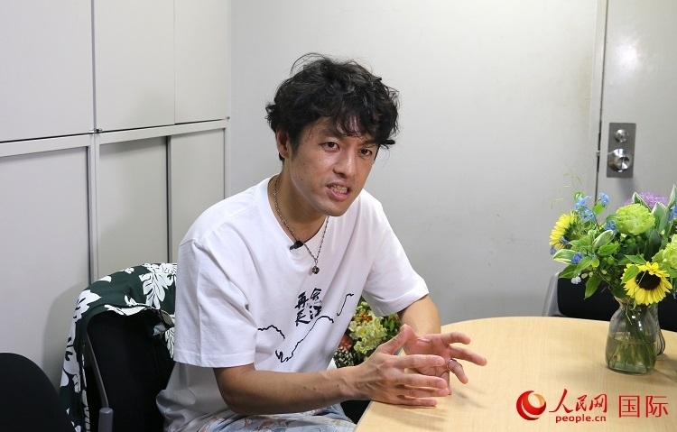 竹內(nèi)亮接受人民網(wǎng)專訪。人民網(wǎng) 許可攝