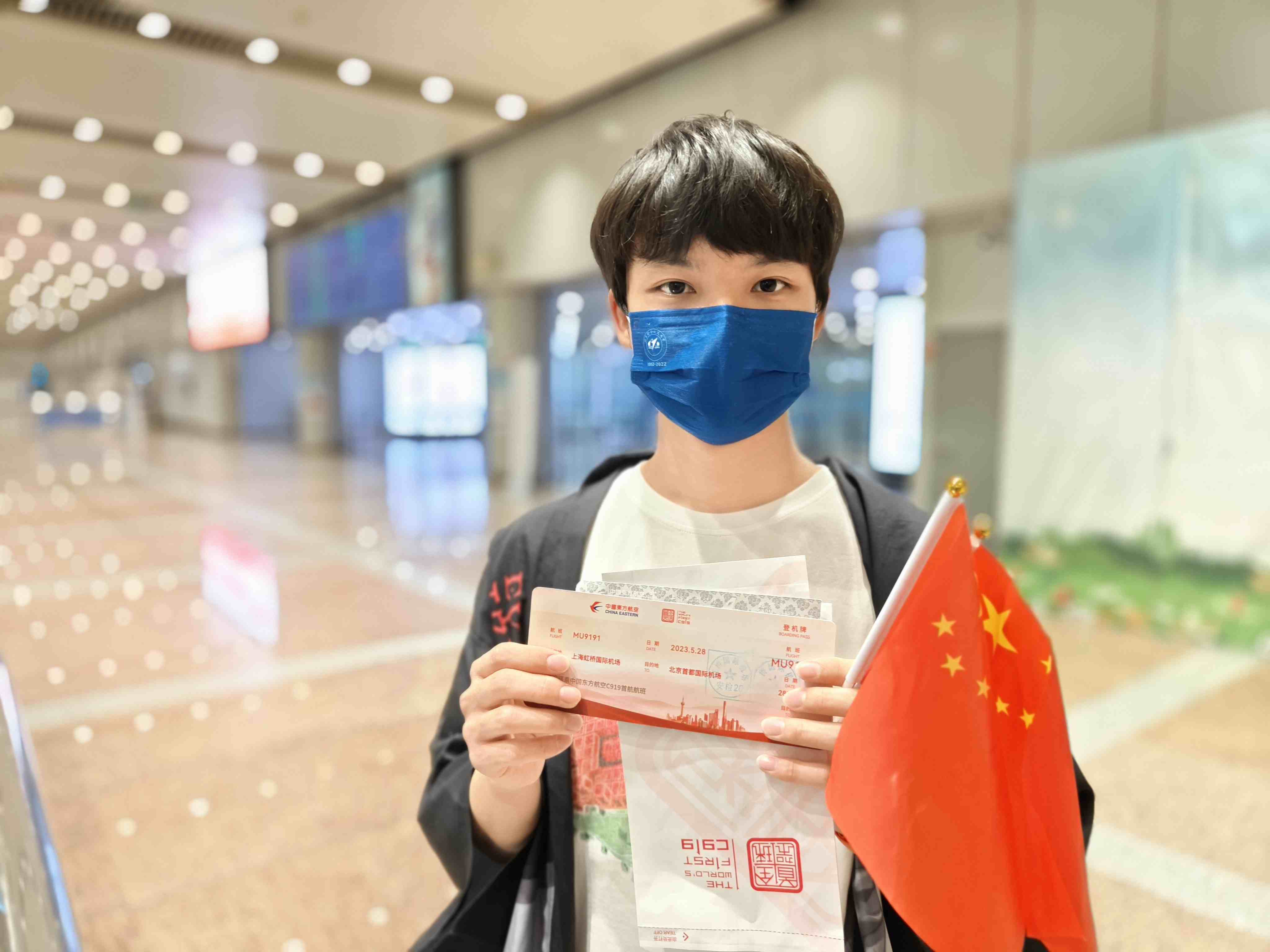 張可立向記者展示有著紀(jì)念意義的登機(jī)牌。人民網(wǎng)記者 夏曉倫攝