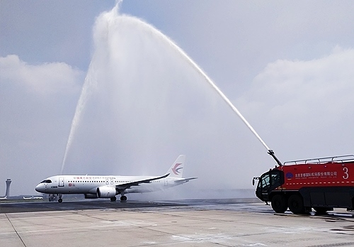 C919穿過(guò)象征民航最高禮儀的“水門”。東航供圖