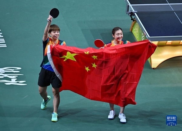 5月27日，陳夢(mèng)（右）/王藝迪慶祝勝利。當(dāng)日，在南非德班進(jìn)行的2023年世界乒乓球錦標(biāo)賽女子雙打決賽中，中國(guó)選手陳夢(mèng)/王藝迪以3比0戰(zhàn)勝韓國(guó)選手田志希/申裕斌，奪得冠軍。新華社記者 陶希夷攝