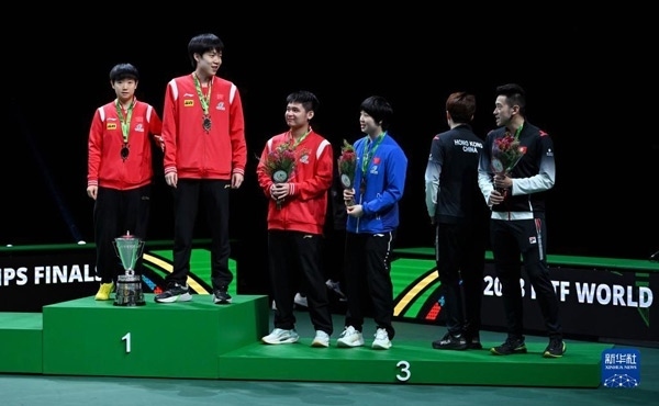 5月26日，冠軍中國(guó)組合王楚欽（左二）/孫穎莎（左一）與季軍中國(guó)組合林詩(shī)棟（左三）/蒯曼（左四）、中國(guó)香港組合黃鎮(zhèn)廷（右一）/杜凱琹在頒獎(jiǎng)儀式后交流。新華社記者 陶希夷攝