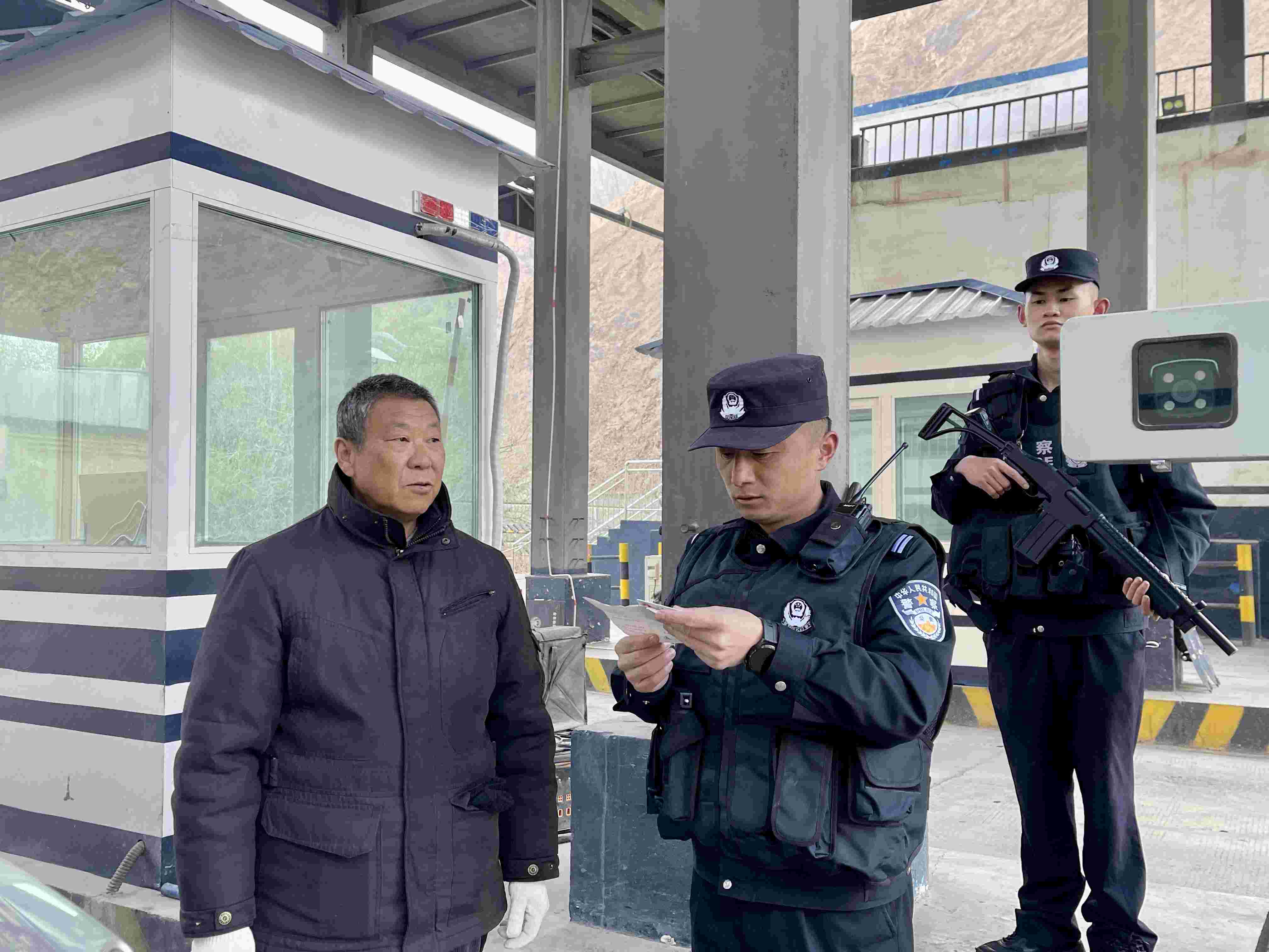 在庫地邊境檢查站，陳暢核對(duì)進(jìn)出邊境管理區(qū)人員信息。人民網(wǎng) 周靜圓攝