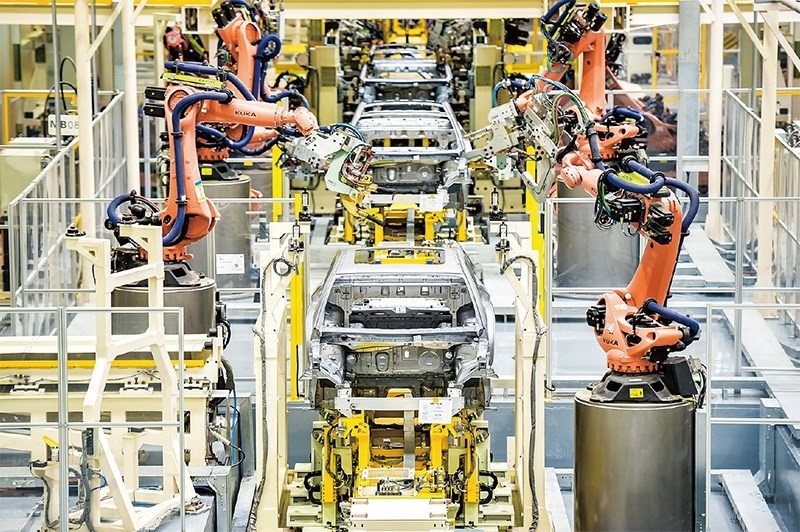 發(fā)展新能源汽車是我國從汽車大國邁向汽車強(qiáng)國的必由之路。2022年中國新能源汽車產(chǎn)銷分別實(shí)現(xiàn)705.8萬輛和688.7萬輛，連續(xù)8年位居世界第一。圖為廣汽埃安第一智造中心焊裝車間正在熱火朝天地生產(chǎn)。 廣汽埃安新能源汽車股份有限公司供圖