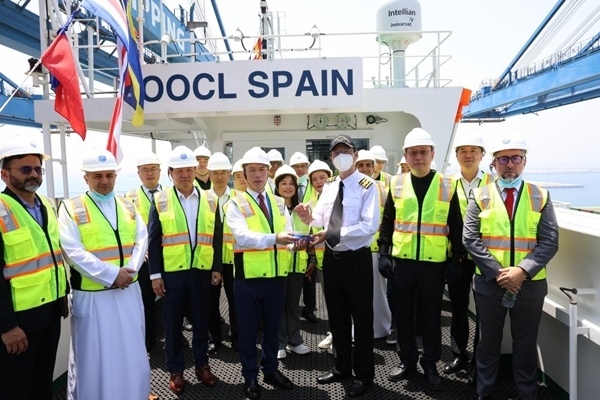 圖為與會嘉賓參觀“東方西班牙”輪。中遠(yuǎn)海運(yùn)港口阿布扎比碼頭供圖