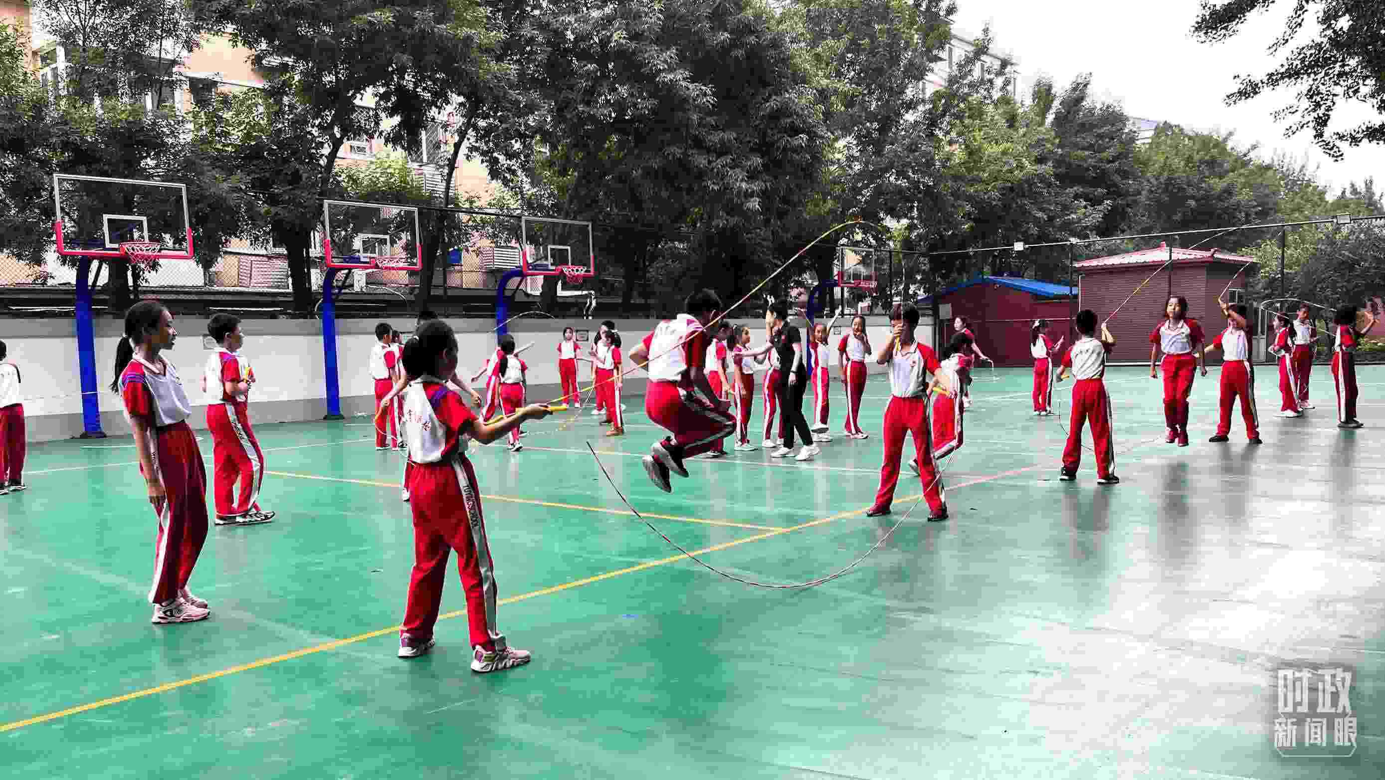△正在跳繩的學(xué)生。（總臺央視記者張垚拍攝）