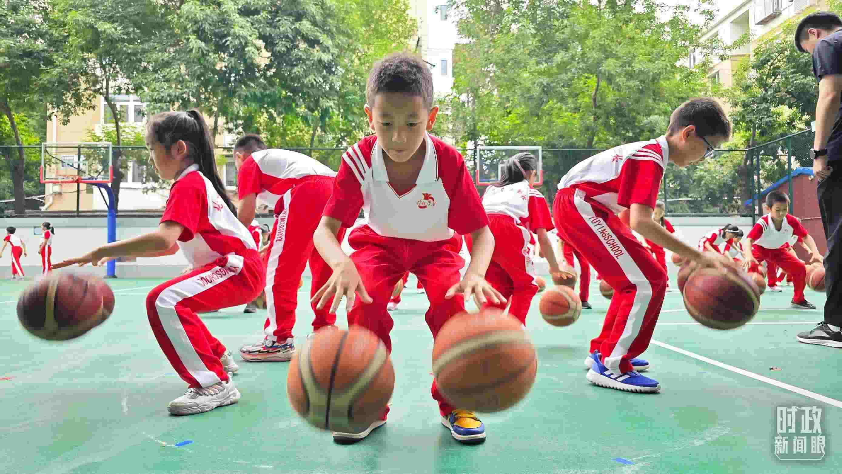 △學(xué)生正在打籃球。（總臺央視記者彭漢明拍攝）