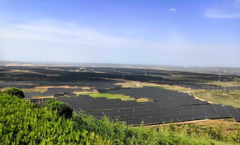 伊金霍洛旗天驕綠能50萬千瓦采煤沉陷區(qū)生態(tài)治理光伏發(fā)電示范項目一角。人民網記者 孫博洋攝