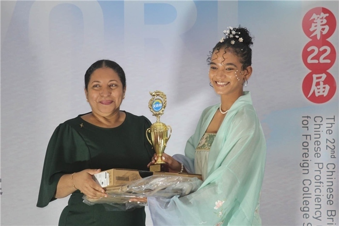 圭亞那大學(xué)校長(zhǎng)默罕默德為獲獎(jiǎng)選手頒發(fā)一等獎(jiǎng)。圭亞那大學(xué)孔子學(xué)院供圖