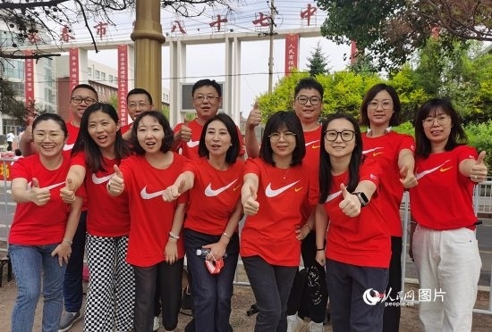 6月7日一早，陽光明媚，天氣涼爽，在長春市第八十七中學，考生們正陸續(xù)進入考場。親友團為參加高考的學子們加油鼓勁。人民網記者 王帝元攝