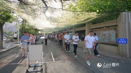 6月7日，烏魯木齊市第七十中學門口，考生們有序進入考場。人民網 李欣洋攝