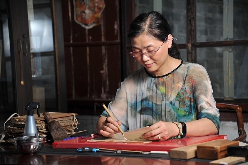 天一閣古籍修復(fù)師工作場景。天一閣博物院供圖